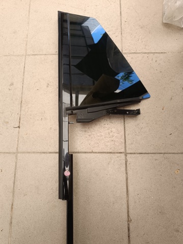 Задня кватирка ліва A2977301301 MERCEDES