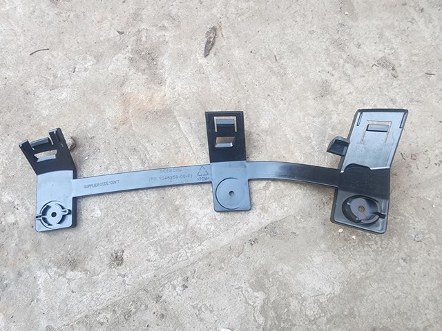 Кріплення фари передньої, правої 104695900F Tesla Model