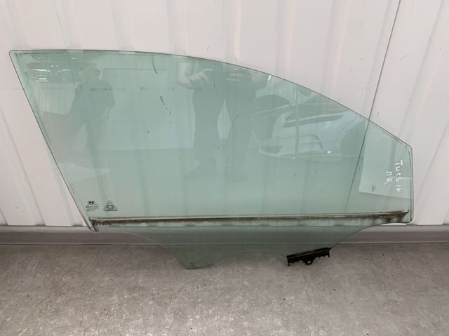 Скло передньої правої двері 82420D7020 HYUNDAI