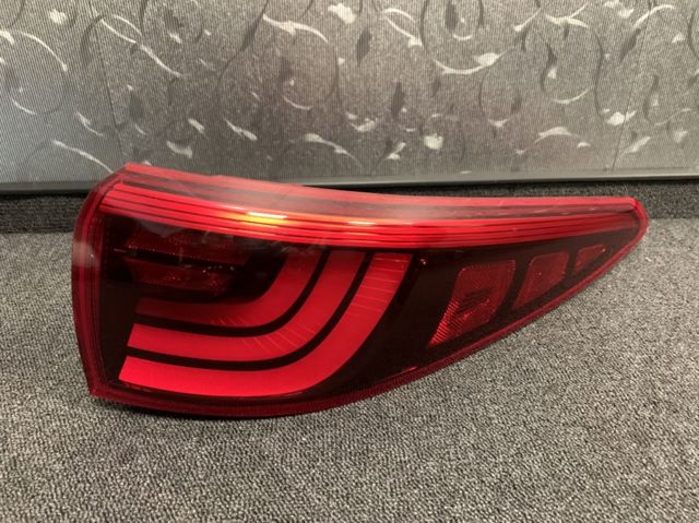 Задній правий зовнішній ліхтар 92402F1100 HYUNDAI