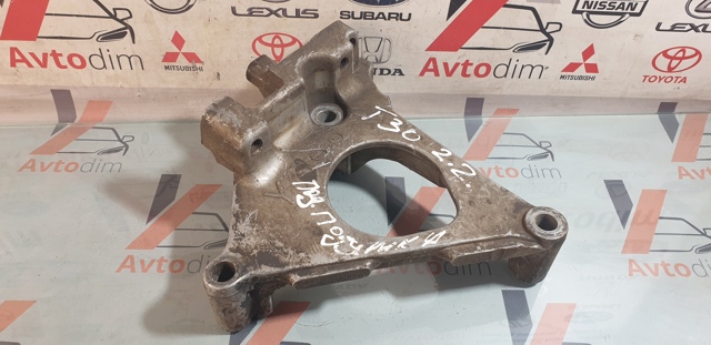 Кронштейн подушки (опори) двигуна, правої 112318H800 NISSAN