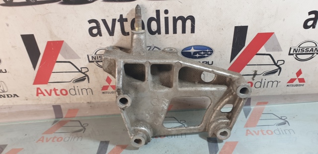 Кронштейн подушки (опори) двигуна, правої 11231AU400 NISSAN