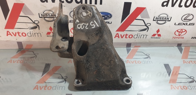 Кронштейн подушки (опори) двигуна, правої 1231526010 TOYOTA