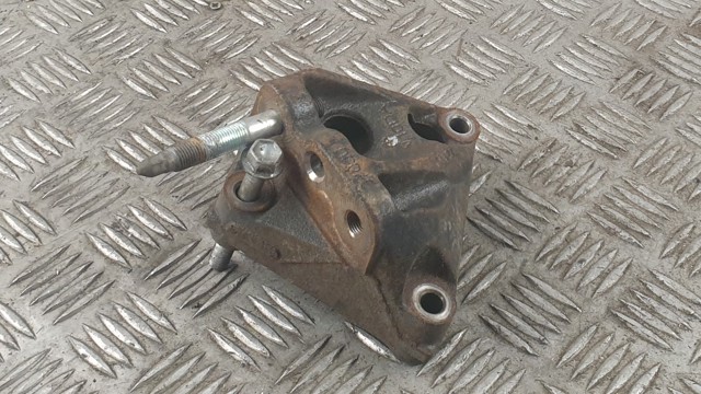 Кронштейн подушки (опори) двигуна, правої 1231537030 TOYOTA