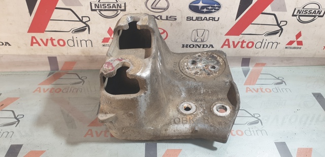 Кронштейн подушки (опори) двигуна, правої 41032AJ050 SUBARU