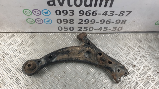 Правий важіль передній нижній підвіски 4806820221 TOYOTA