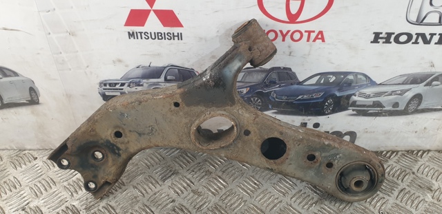 Правий важіль передній нижній підвіски 4806842060 TOYOTA