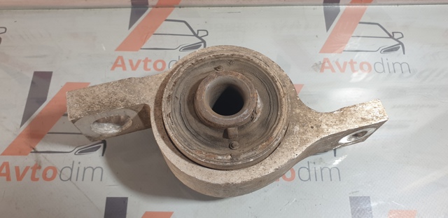 Сайлентблок нижнього важеля передньої підвіски 4807530040 TOYOTA