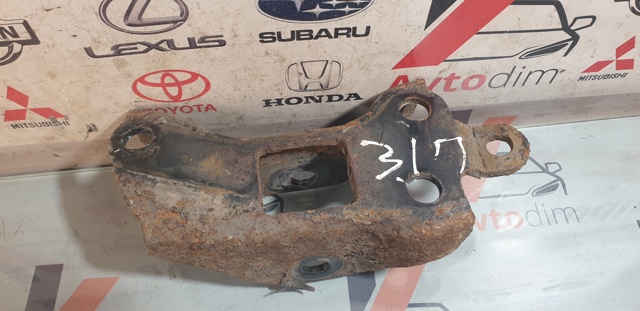 Кронштейн передній заднього поздовжнього важеля 4871742010 TOYOTA