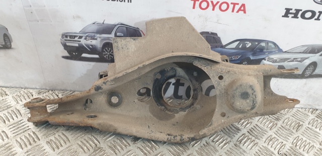 Балансир задній нижній, правий 4873042040 TOYOTA