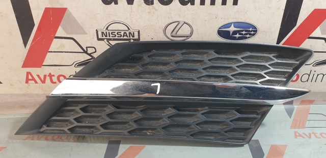 Решітка радіатора ліва 5310642010 TOYOTA