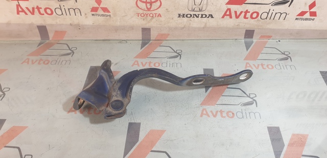 Шарнір капота правий 5341060040 TOYOTA