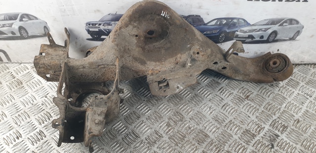 Важіль/тяга задньої підвіски подовжній нижній, правий 55501JG000 NISSAN