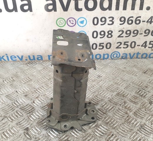 Кронштейн підсилювача переднього бампера 5701405030 TOYOTA