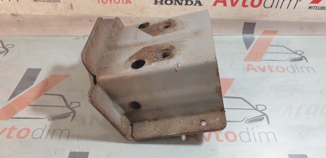 Кронштейн підсилювача переднього бампера 622108H700 NISSAN