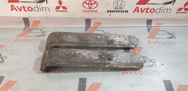 Кронштейн бампера переднього 6400D977 MITSUBISHI