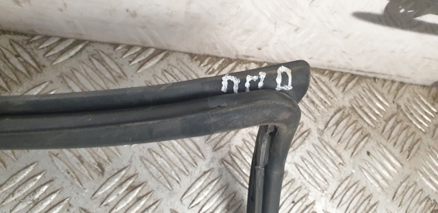 Ущільнювач двері передньо, правої (на двері) 6786105020 TOYOTA