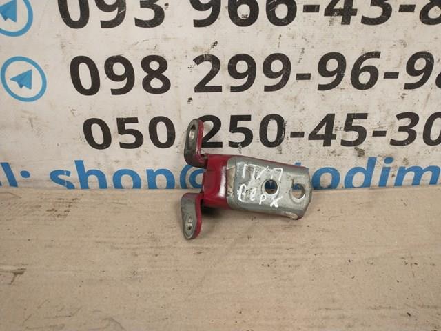 Петля передніх дверей права 687100D010 TOYOTA