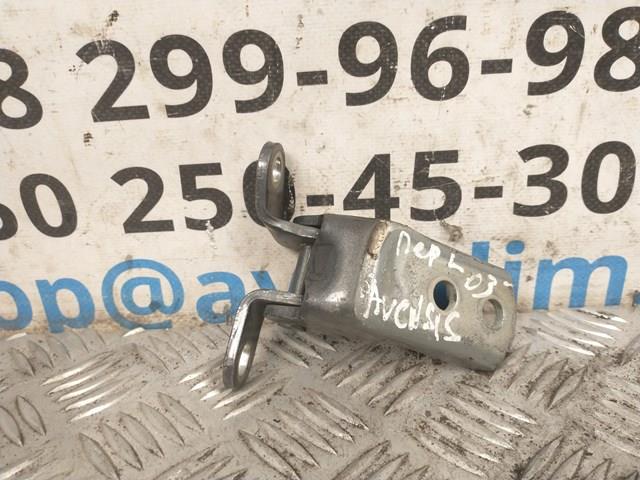 Шарнір передніх лівих дверей 687200D010 TOYOTA