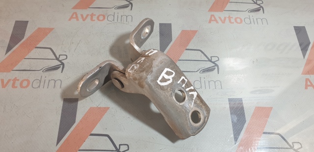 Дверний шарнір водійських дверей 6872012151 TOYOTA