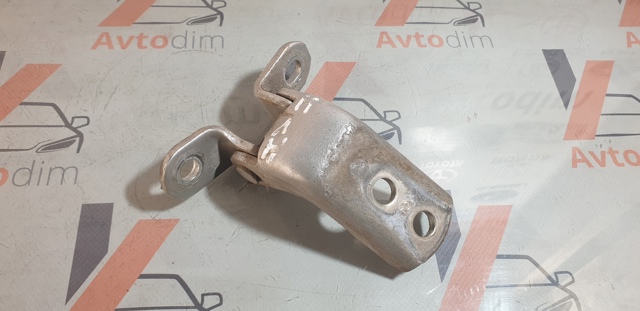 Петля передніх дверей права 6874012110 TOYOTA