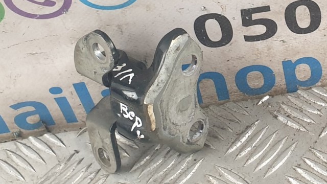 Завіса дверей задніх лівих 687600H010 TOYOTA