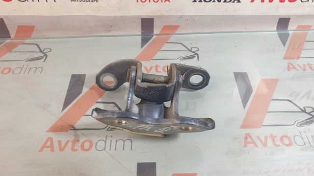 Петля задніх лівих дверей 6876020122 TOYOTA