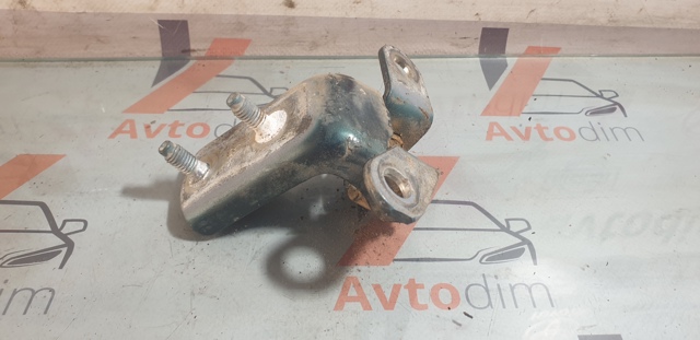Петля задніх правих дверей 6877012100 TOYOTA