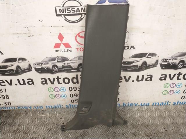 Обшивка стійки кузова внутрішньої, середня нижня права 76915EB302 NISSAN