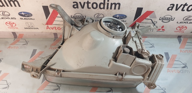 Права блок фара 8111060800 TOYOTA