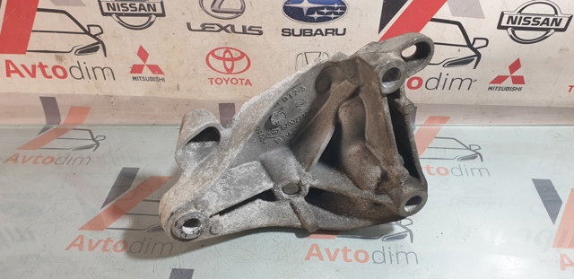 Кронштейн подушки (опори) двигуна, лівої 8200277203 NISSAN