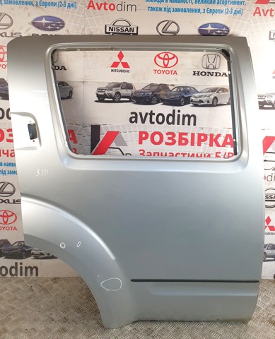 Двері пасажирські задні праві 82100EB330 NISSAN