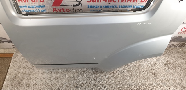 Двері пасажирськи задні ліві 82101EB330 NISSAN