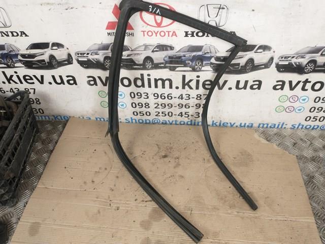 Направляюча скла рамки двері, заднього ліва 82331EB320 NISSAN