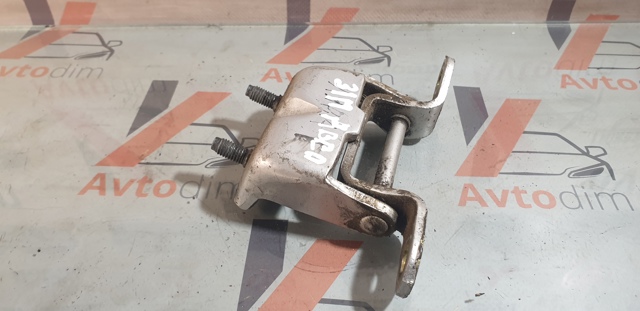 Петля заднтої двері, правої 82400EA00A NISSAN