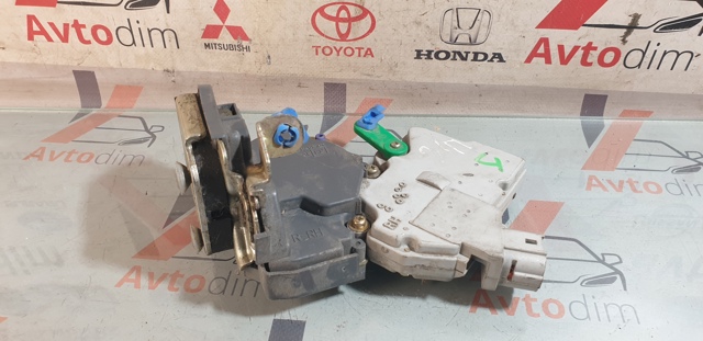 Замок задніх дверей, правих 825023Y500 NISSAN