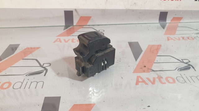 Кнопка підйомника переднього правого скла 8481005030 TOYOTA