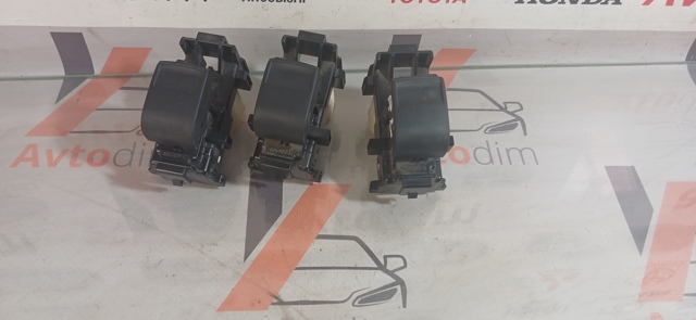 Кнопка вмикання двигуна склопідіймача передня права 8481052030 TOYOTA