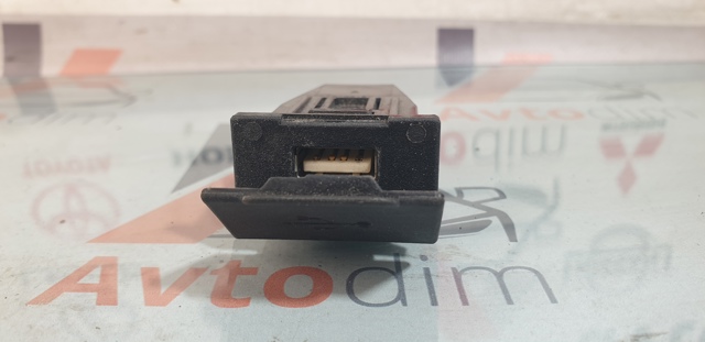USB-розгалужувач 8718A007 MITSUBISHI