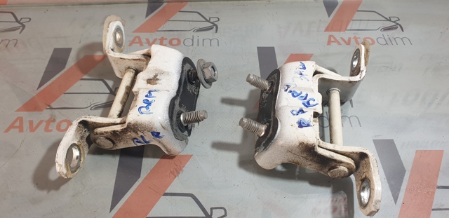 Петля задніх багажних, 3/5 -х дверей 904001KA0A NISSAN