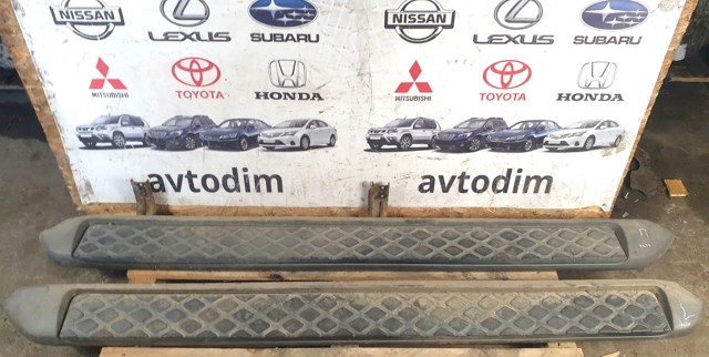 Підніжка права 96100EA500 NISSAN