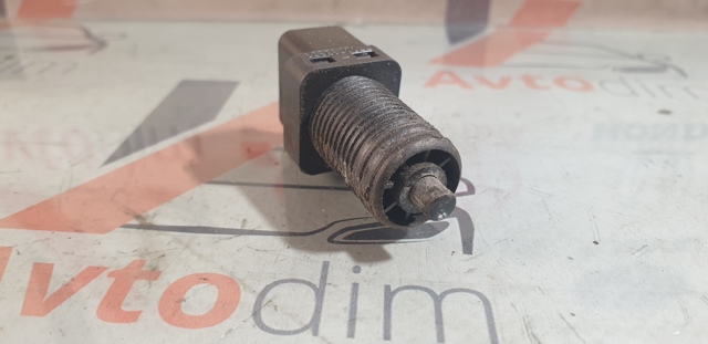 Датчик включення стопсигналу MB953385 MITSUBISHI