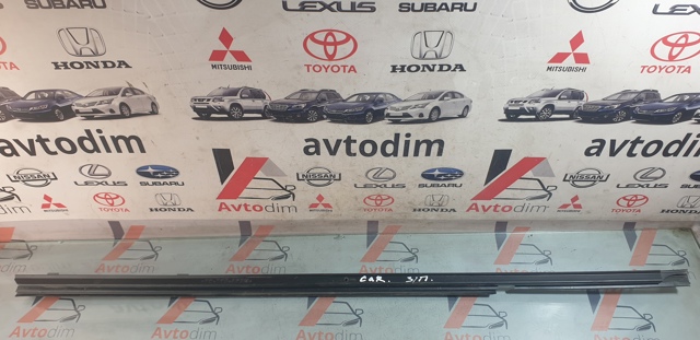 Ущільнювач скла задніх дверей правих, зовнішній (планка) MR100786 MITSUBISHI
