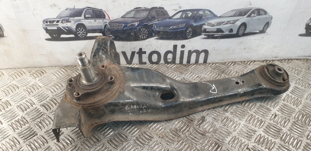 Важіль/тяга задньої підвіски подовжній нижній, правий MR102052 MITSUBISHI