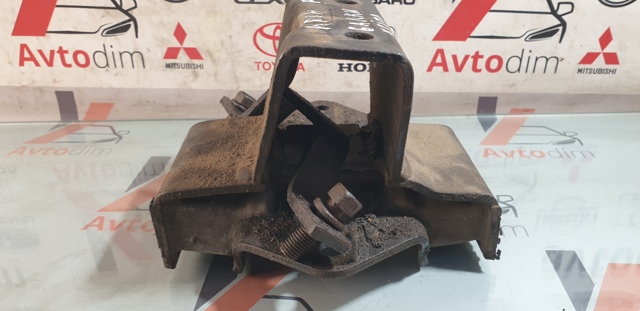 Подушка (опора) двигуна, задня MR448559 MITSUBISHI