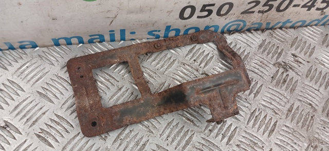 Кронштейн кріплення протитуманною фари, правої MR482498 MITSUBISHI