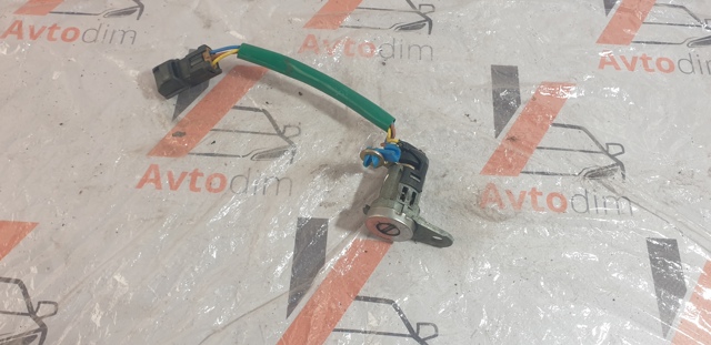 Лічинка замка лівих дверей MR555355 MITSUBISHI