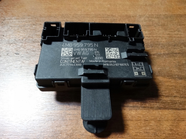 Блок комфорту задніх дверей 4M0959795N PORSCHE