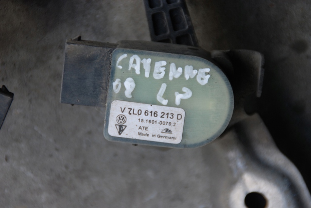 Датчик рівня положення кузова, передній правий 7L0616214C PORSCHE