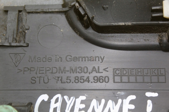 Накладка переднього правого крила 7L5854960 PORSCHE